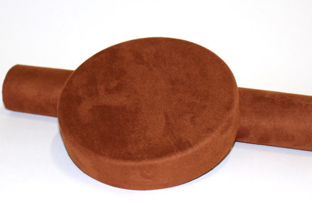 pruun alcantara kleebis 1